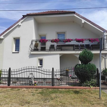 Pokoje Goscinne Cuma Łeba Exterior foto